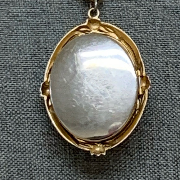 Vintage Victorian Revival Large Jet Black Cameo Locket on a Gold Tone Book Chain - Picture 6 of 8